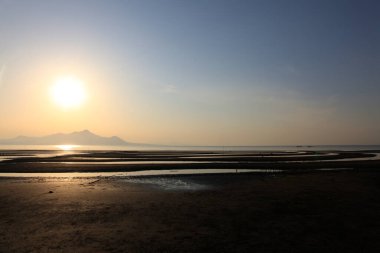 Denizin üzerinde gün batımının güzel manzarası. Doğa                        