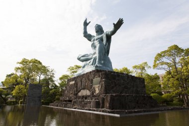 Nagasaki Barış Parkı 'ndaki Barış Heykeli 2. Dünya Savaşı sırasında 9 Ağustos 1945' te şehrin bombalanması anısına dikildi.