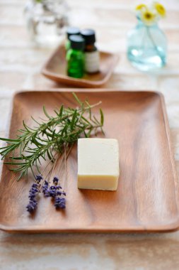 Doğal el yapımı sabun, bitki ve çiçeklerin yakın plan görüntüsü..            