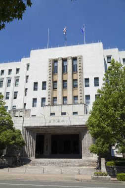 Beyaz cephesi ve uzun giriş sütunları olan modern hükümet binası