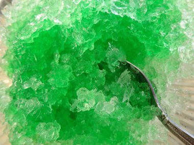 Bir kase dolusu yeşil reçeli kapat.