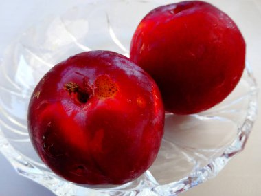 Cam kasede iki olgun kırmızı erik