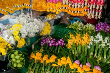 Çarşıda güzel çiçekler ve buketler, yakın plan.