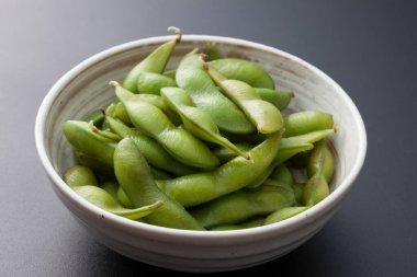 Gri arkaplanda çiğ organik yeşil fasulye  