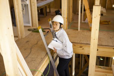 İnşaat alanında çalışan yakışıklı genç Asyalı mimar.