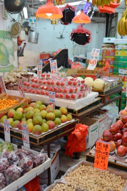 İçerideki markette taze meyve sergileniyor.