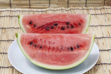 Beyaz tabakta taze dilimlenmiş karpuz, yaklaş. 