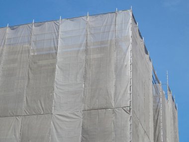 Şehirde inşaat halindeki modern bina cephesi