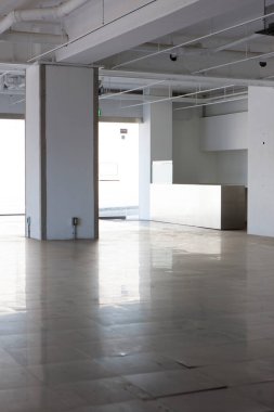 Pencereleri olan boş bir alan ve modern binanın beyaz duvarı