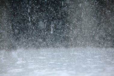 Sokakta yağmur damlaları, arka plan