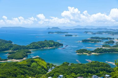 Kujukushima Pearl Sea Resort 'un güzel sahili, Sasebo şehri, Nagasaki Bölgesi, Japonya