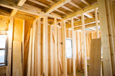 Yeni evde ahşap çerçeve inşaatı