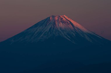 Japonya 'da günbatımında ünlü Fuji dağının manzarası