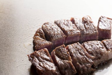 Izgara leziz bifteğe yaklaş. 