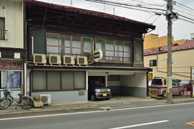 Doğal ışık, kentsel yolu çevreleyen yapıların geometrik etkileşimini çarpıcı bir şekilde gözler önüne seriyor.