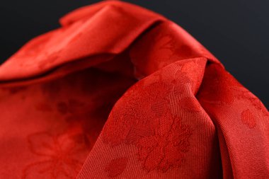 siyah arka plan üzerine fiyonklu kırmızı hediye kutusu.