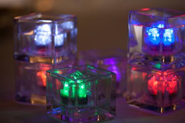 Koyu arkaplanda renkli cam kristallerin yakın plan görüntüsü            