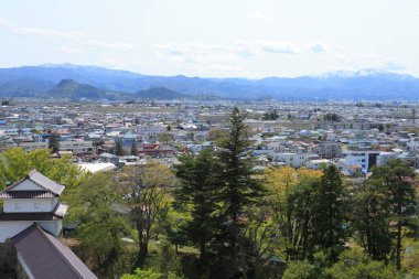 Karlı Dağlar ve Şato Kulesi ile Japon Şehir Manzarası Yükseltildi