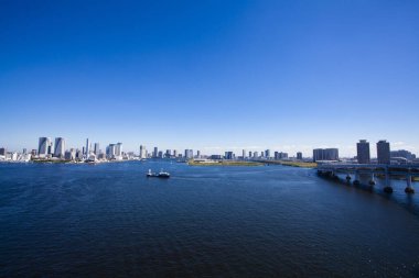 Japonya 'da binaları ve denizleri olan modern şehir manzarası