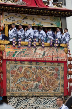 Gion Matsuri Festivali, Yamaboko Junko alayı. İnsanlar büyük ahşap geçit törenini şehir caddesinde yapıyorlar.