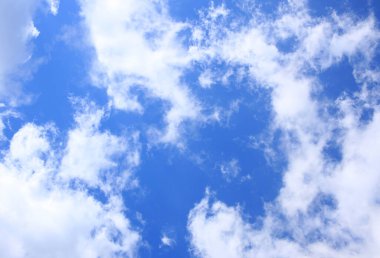 bulutlu mavi gökyüzü arkaplanı.