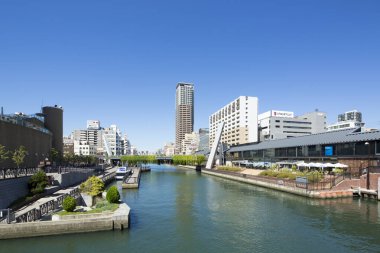 Gökdelenleri ve nehri olan şehir manzarası