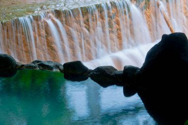 Şelale manzaralı açık hava banyosu. Yamakawa onsen Japonya 'da