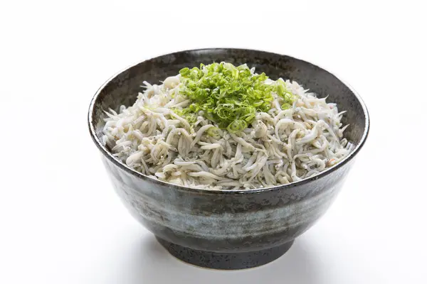 Japanilainen Perinteinen Ruoka Pöydällä Kulhoon Anjovista Pieni Kala Vihreä Sipuli — kuvapankkivalokuva
