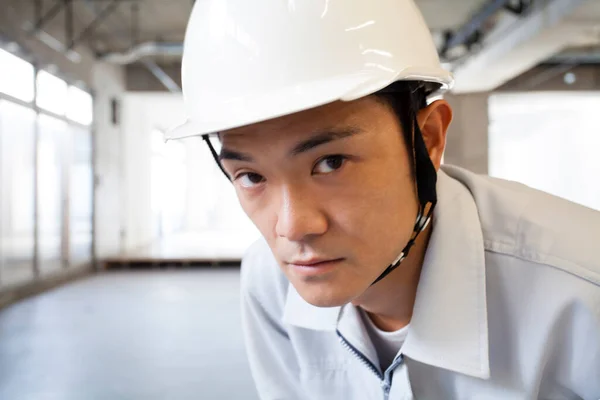 Przystojny Azji Inżynier Mundurze Budownictwo — Zdjęcie stockowe
