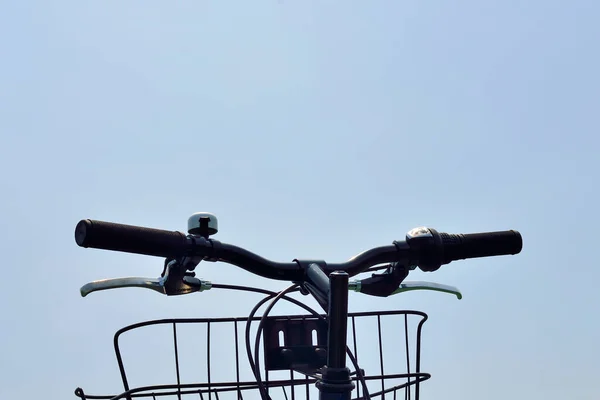 Guiador Bicicleta Agains Céu — Fotografia de Stock