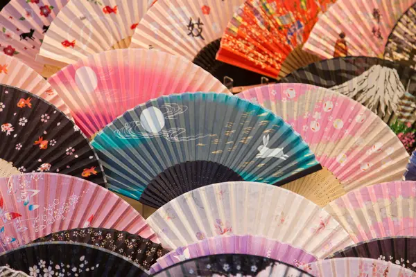 Renkli Japon kağıt hayranları.         