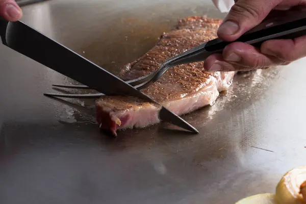 フォークとナイフで美味しい新鮮な牛肉ステーキカットのクローズアップビュー — ストック写真