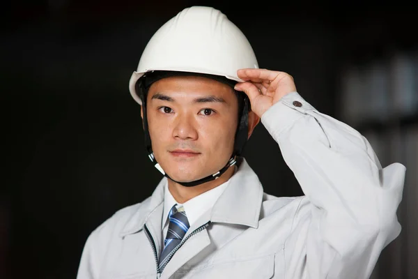 Przystojny Azji Inżynier Mundurze Ciemnym Tle — Zdjęcie stockowe