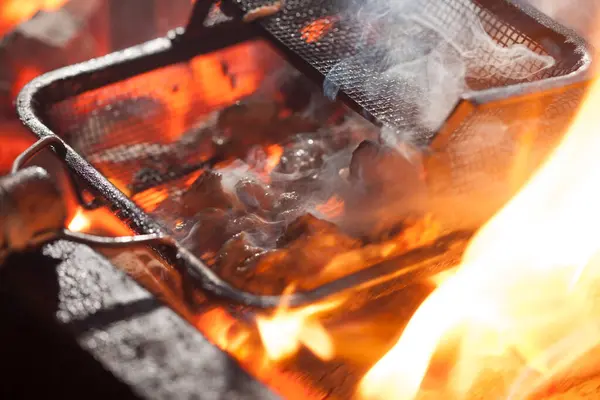 Grillen Vlees Brandende Kolen Van Dichtbij Bekijken — Stockfoto