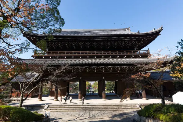 Eski Japon türbesini ziyaret eden turistlerin manzaralı görüntüleri