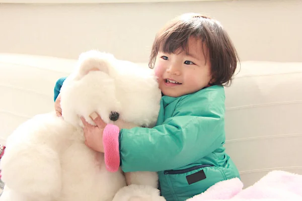 Zblízka Portrét Roztomilé Malé Asijské Dítě Medvídkem Gauči — Stock fotografie