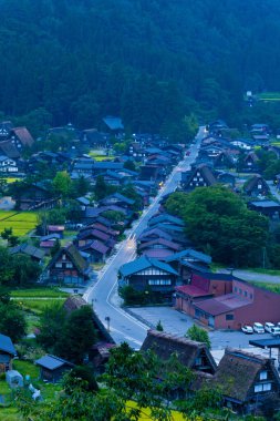 Geleneksel köy evleri yemyeşil tepelerin arasında dolambaçlı bir yol çiziyor.