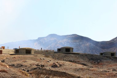 Kulübeleri olan dağların güzel doğal manzarası.