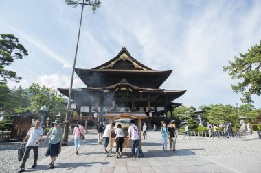 Eski Japon türbesini ziyaret eden turistlerin manzaralı görüntüleri