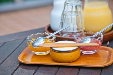 Masada kahve ve reçelli kahvaltı.