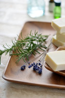 Doğal el yapımı sabun, bitki ve çiçeklerin yakın plan görüntüsü..            