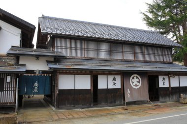 Şehirde geleneksel Japon evi.