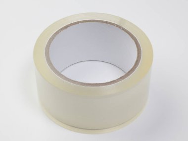 Beyaz arkaplan üzerinde yarı saydam koli bandı