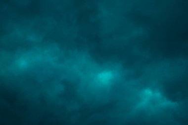 Gökyüzündeki kara bulutları kapat