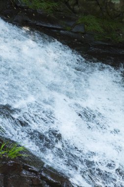 Kayaların arasından akan bir dere. 