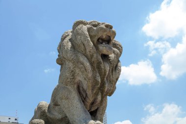 Şehirdeki taş aslan heykeli manzarası
