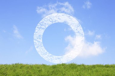 Çimenli çayırın üzerinde mavi gökyüzünde sıfır sembol   