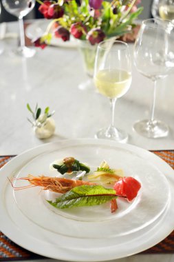 Şarap kadehli gurme deniz ürünleri tabağı