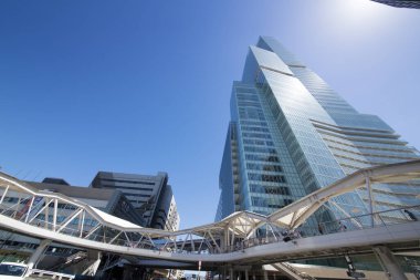 Tennoji 'deki Abeno Harukas binası. Abeno Harukas çok amaçlı bir ticari tesistir ve Japonya 'daki en yüksek binadır..