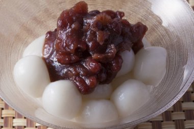 Geleneksel Asya yemekleri, Shiratama Dango ve kırmızı fasulye ezmesi.
